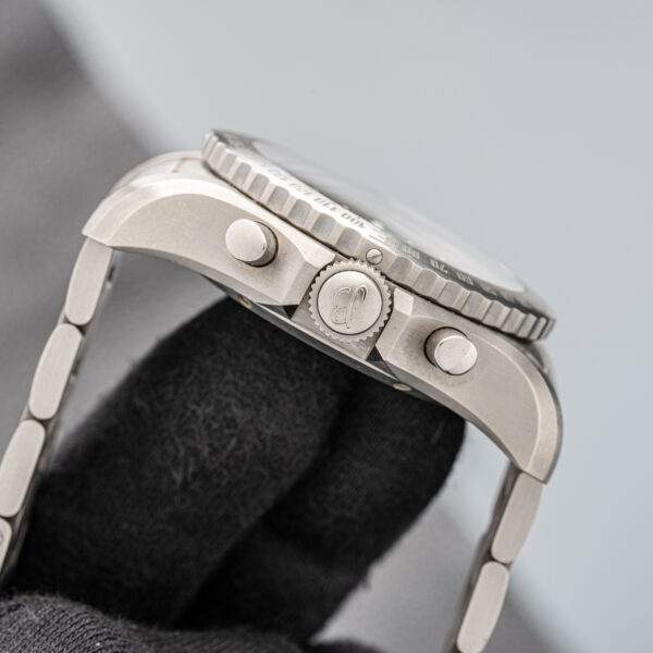Breitling EB5010