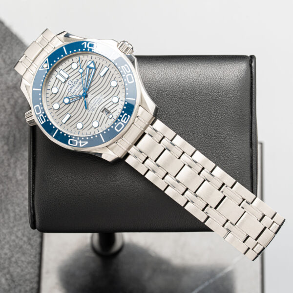 Omega 210.30.42.20.06.001