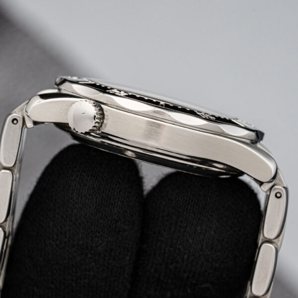Omega 2562.80